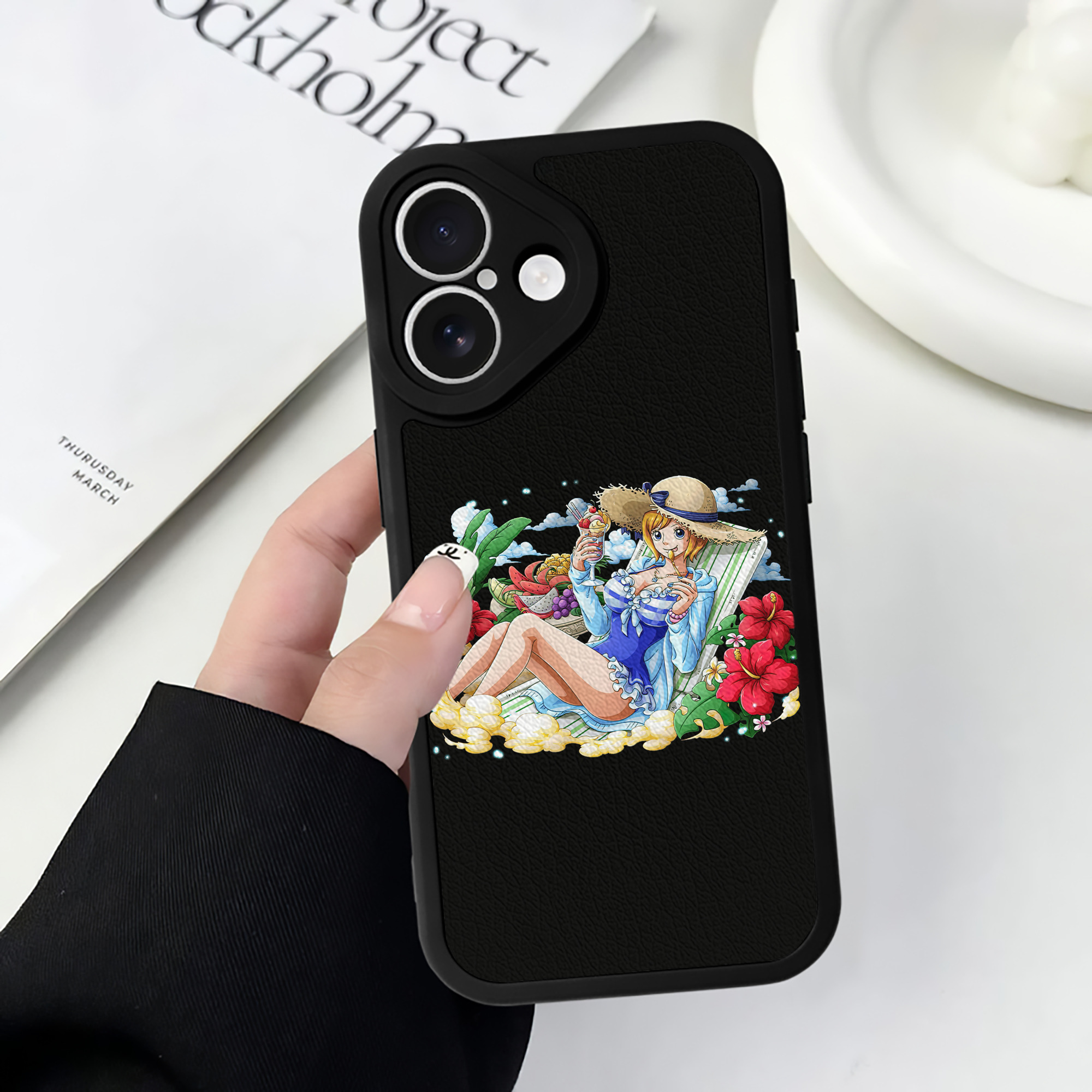 （画像用） ワンピース ナミ ONE PIECE Nami 【iPhone 16シリーズ対応】シリコンスマホケース（レザー調） 材質：シリコン